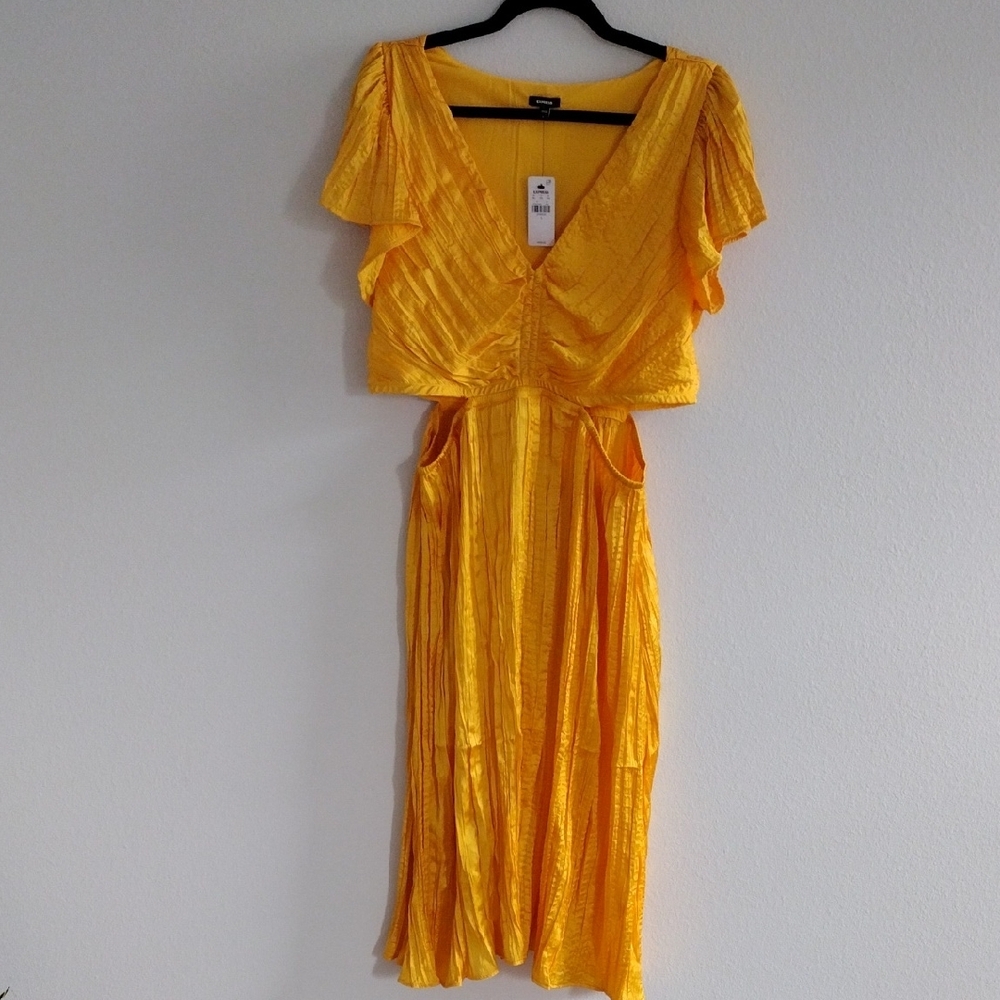 Express Satin V-Neck Flutter Sleeve Pleated Cutout Midi Dress. - Picture 9 of 16